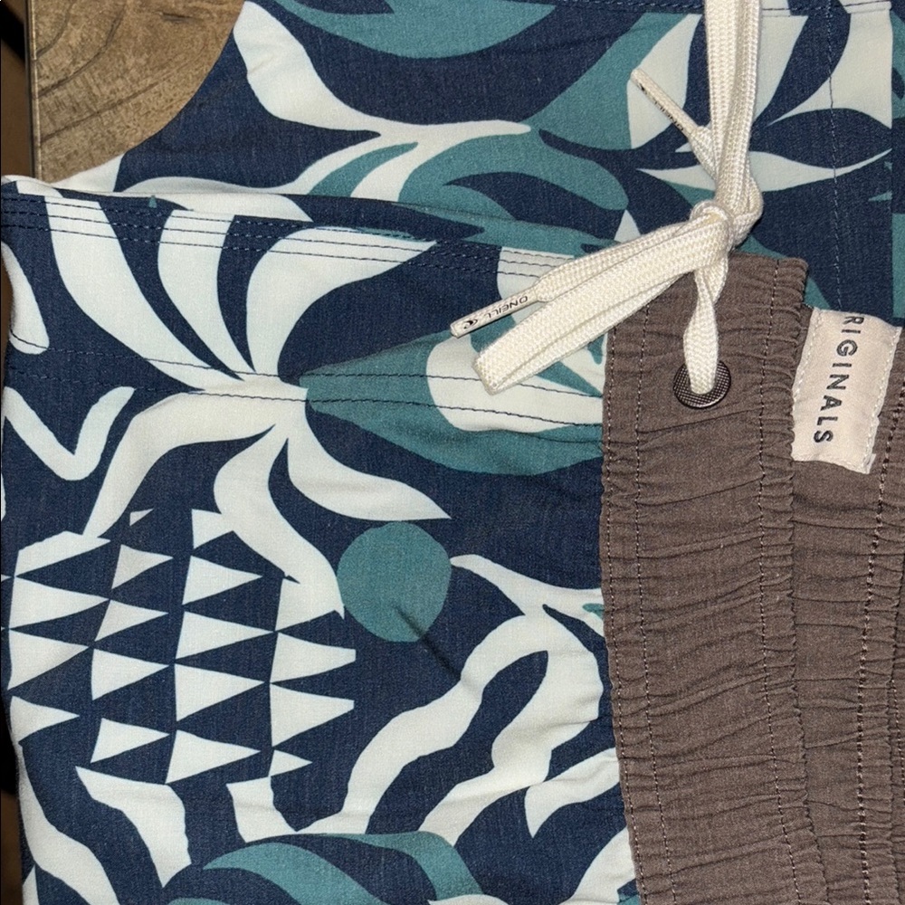 O'Neill Blue and White Patterned Men's Shorts, New Condition. Thank you.